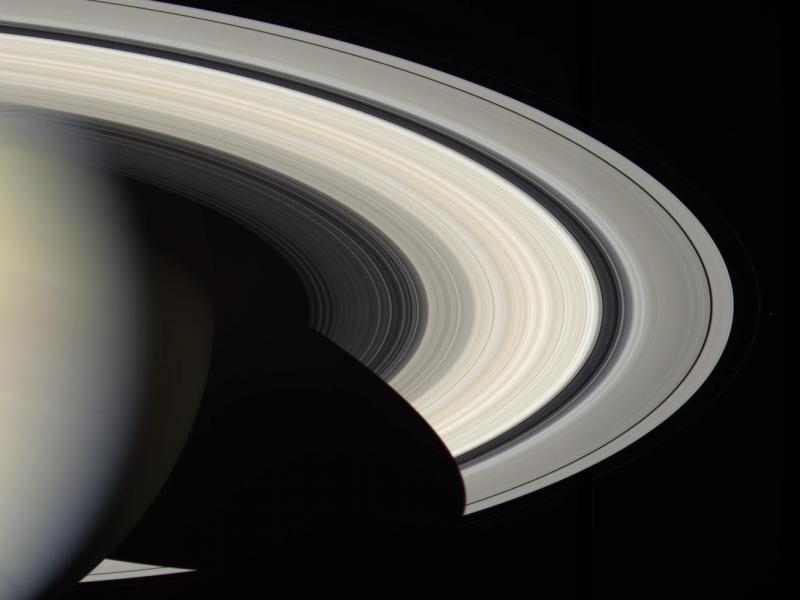 Сколько колец имеет Сатурн? 